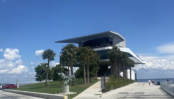 Pier_Point_structure,_St._Pete_Pier,_St._Petersburg,_FL